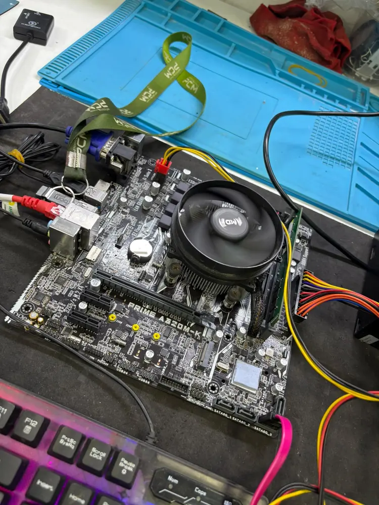 Placa-mãe de computador na bancada