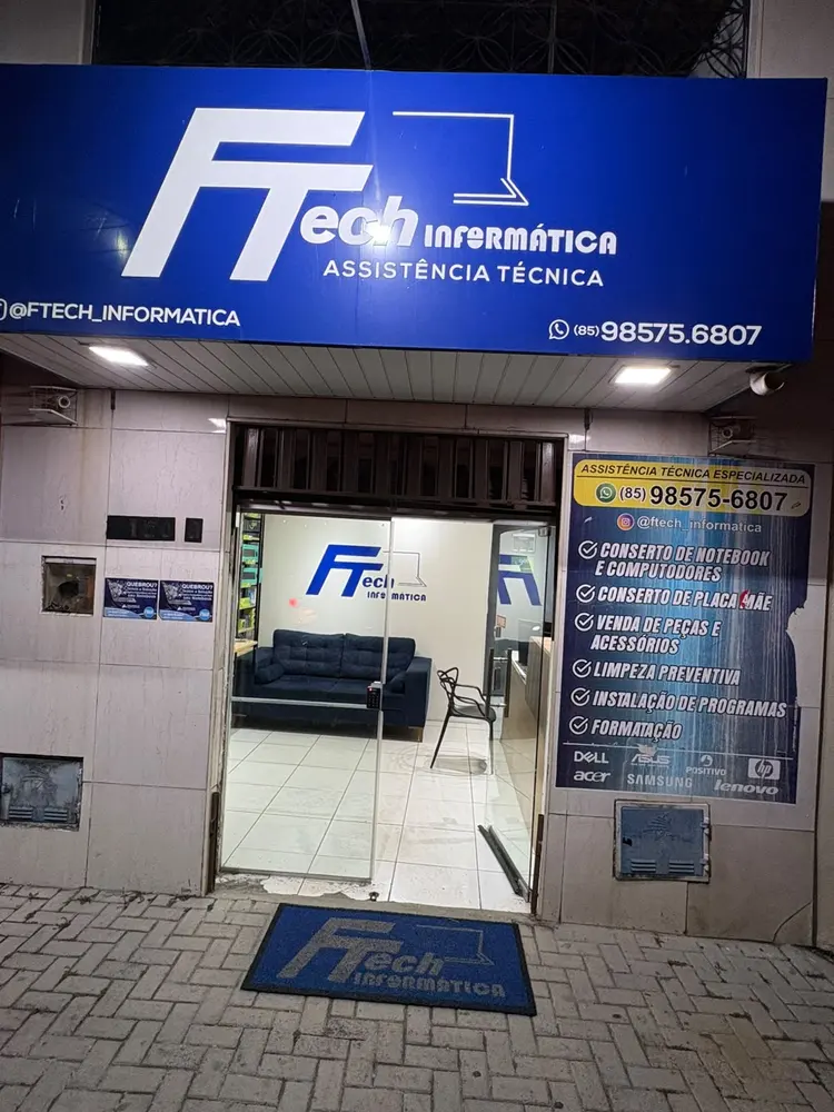 Fachada da FTech Informática com letreiro azul iluminado