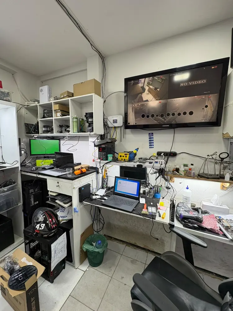 Laboratório com notebooks em atendimento
